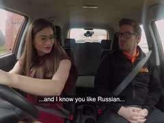 Sucer une bite, Brunette brune, Voiture, Gorge profonde, Lunettes, Russe, Professeur