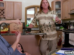 Grote mammen, Pijpbeurt, Bruinharig, Rondborstig, Keuken, Moeder die ik wil neuken, Moeder, Natuurlijke tieten
