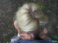 Blond, Kukk suging, Påkledd, Tjekkisk, Milf, Utendørs, Synsvinkel, Kort hår