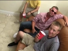 Grote mammen, Pijpbeurt, Universiteit, Orgie, Feest, Student, Trio, Tieten likken