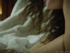 Lécher le cul, Gros cul, Brunette brune, Embrassement, Fille latino, Lesbienne, Piercing, Chatte