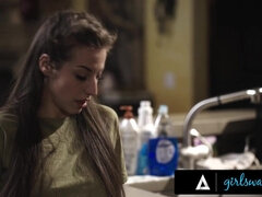 Baben, Stor stjärt, Brunett, Hårig, Lesbisk, Slick, Naturliga tuttar, Fitta