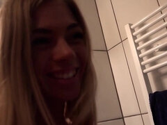 Baben, Stora tuttar, Blondin, Avsugning, Bystig, Naturliga tuttar, Dusch, Tuttar