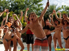 Popó, Cumizás, Kutya póz, Kézimunka, Csókolózás, Természetes mellek, Tini, Hármas