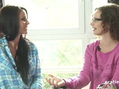 Amatööri, Ruskeahiuksinen, Suudella, Lesbo, Selkäsauna, Luonnollinen, Luonnolliset tissit, Imevä