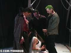 Veľké kozy, Kuřba, Brunetka, Dvojitý anál, Dvojitá penetrácia, Gangbang, Hd, Uniforma