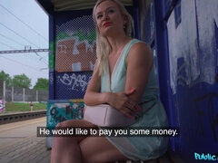 Velike joške, Busty, Pete, Naravne joške, Zunaj, V javnosti, Resničnost, Tetovaže