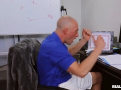 Huutosakkilainen, Tumma, Luonnolliset tissit, Ajeltu, Tissit