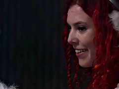 Nana, Gros seins, Sucer une bite, Brunette brune, Homme nu et filles habillées, Femme dominatrice, Lingerie, Rousse roux