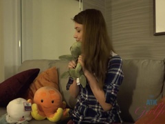 Vessa, Ruskeahiuksinen, Sormetus, Tyttöystävä, Farkut, Orgasmi, Ajeltu, Märkä