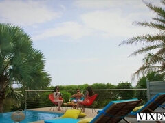 Μελαχροινή, Θηλυκό θηλυκό αρσενικό, Χασκογελώντας, Φυσικά βυζιά, Καβάλημα, Ξυρισμένη, Τατουάζ, Βυζιά