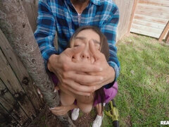 Iso kulli, Suihinotto, Ruskeahiuksinen, Takaapäin, Luonnolliset tissit, Ulkona, Teini, Tissit