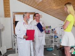 18 anni, Bionda, Pompino, Tettona, Dottore, Tette naturali, Figa, Ragazza