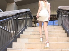 Mekko, Korkokengät, Itsetyydytys, Orgasmi, Julkinen, Soolo, Squirting, Hameen alla