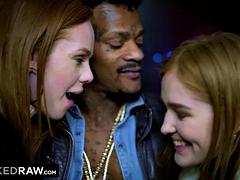 Mooi, Grote lul, Zwart, Sperma shot, Hardcore, Roodharige vrouw, Trio, Tieten likken