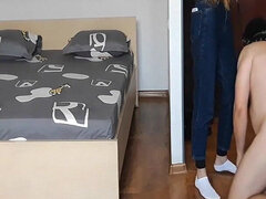 Amatör, Klädd kvinna naken man, Femdom, Handjobb, Jeans, Bestraffning, Slav