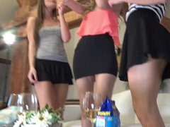 Ερασιτέχνης, Μελαχροινή, Κολλέγιο, Πάρτυ, Μικρούλης, Πραγματικότητα, Φούστα, Κάτω από τη φούστα