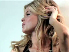 Brunette brune, Célébrité, Masturbation