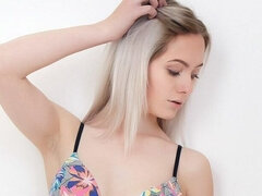 Μεγάλος κώλος, Ξανθιά, Δαντέλα, Φυσικά βυζιά, Μόνος, Τατουάζ