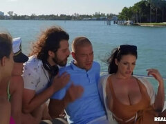 Brunetka, Péro, Na pejska, Výprask, Milf žcbp, Přírodní prsa, Olej, Vyholené