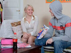 Stor pik, Blondine, Pik sutte, Hundestilling, Slikning, Naturlige bryster, Fisse, Teenager