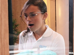 Amatør, Brunette, Hundestilling, Komme på ansigtet, Fisse, Teenager, Trekant, Bryster