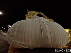 Grote lul, Grote mammen, Blond, Pijpbeurt, Dubbele penetratie, Interraciaal, Likken, Tieten likken