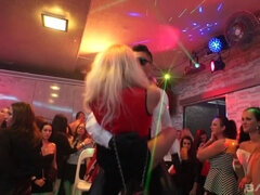 Blondine, Brunette, Europærer, Briller, Gruppe, Imellem racer, Piercing, Tatovering