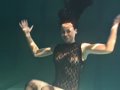 Brunetta, Fetish, Piscina   biliardo, Pubblico, Rasata, Solo, Ragazza, Sott'acqua