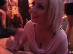 Duże cycki, Brunetka, Głebokie gardło, Grupa, Obciąganie, Hd, Pirsing, Tatuaż