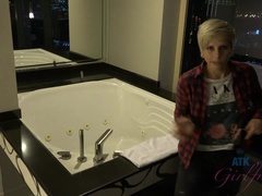 Badrum, Blondin, Fingering, Trosor, Pov, Rakad, Kort hår, Sockor