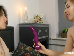 Gesztenyebarna, Éjszakai bár, Európai, Leszbikus, Leborotvált, Zuhanyozó, Vékony, Játékszerek