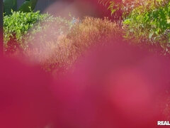 Veľké kozy, Blondína, Brunetka, Hlboký orál, Sedenie na tvári, Footjob, Hardcore, Pička