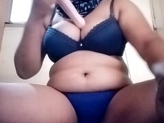 Dvojna penetracija, Dekle drka tiča, Domaci pornič, Indijka, Lizanje, Muco, Sesanje, Igrače