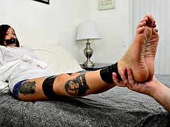 Красотки, Бондаж, Брюнетки, Ноги, Фетиш, Фут фетиш, Милф, Сосущие