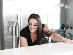 Stor røv, Store bryster, Pik sutte, Brunette, Køkken, Slikning, Mor jeg gerne vil kneppe, Stripning