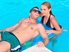 Szájba élvezés, Ondó fröcskölés, Kézimunka, Nyalás, Természetes mellek, Nuni, Leborotvált, Begyek