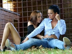 Oblečena, Dominacija, Jeans, Lezbijke, Nude, Zunaj, Igrače