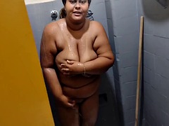 MY STEPMOM WAS BATHING AND I CUM IN HER MOUTH AND HER BIG PUSSY