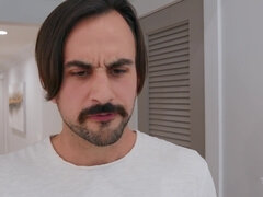 Lizanje anusa, Pete, Medrasni seks, Samozadovoljevanje, Transa, Kratki lasje, Mačeha, Tetovaže