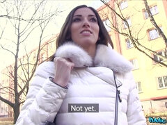 Brunetka, Francuski, Dżinsy, Bielizna, Naturalne cycki, Na wolnym powietrzu, Pirsing, Publiczny