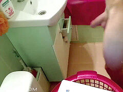 Reese M e seus abs fenomenais, no banheiro