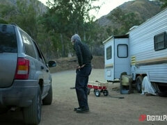 Amerikansk, Rumpa, Stora tuttar, Snopp, Sätta munkavle på, Slick, Utomhus, Tatuering