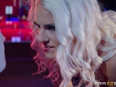 Blondýna, Kuřba, Prsatá, Dávení penisem, Peníze, Pička