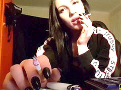 Γυναικεία επιβολή, Ερωμένη, Κάπνισμα, Μόνος