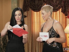 Leie, Braunhaarige, Kleid, Lesbisch, Natürlichen titten, Nackt, Dürr, Titten