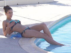 Bikini, Brunette brune, Hd, Masturbation, Seins naturels, Piscine, Solo