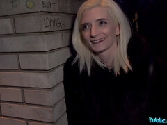 Leie, Braunhaarige, Aufs gesicht abspritzen, Handjob, Hotel, Im freien, Öffentlich, Dürr