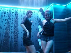 Blondýna, Brunetka, Tanec, Kůže, Nahé, Saténové, Vlhká