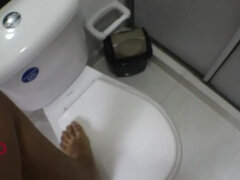MY STEPSISTER CATCHES ME SPYING ON HER IN THE BATHROOM IN SPANISH